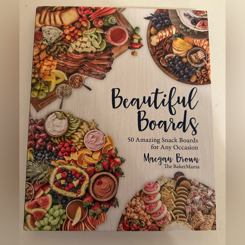 NWOT Cookbook Beautiful Boards